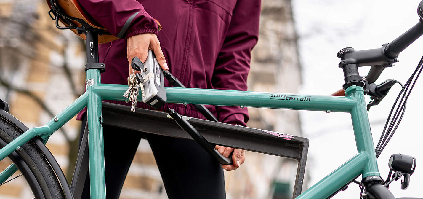 Der ADFC rät, sein Fahrrad mit Rahmen und einem Laufrad an einen Fahrradbügel anzuschließen.